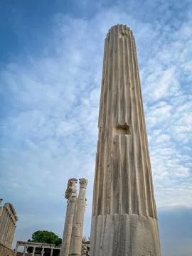 Hellenistic ruins of Pergamon Acropolis featuring towering fluted columns o.. Foto stock