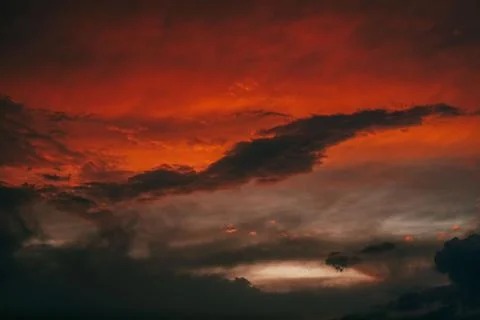 Hellish scenery of abstract clouds in the crimson sky Foto stock