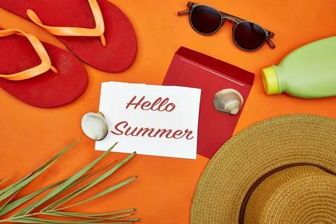 Hello Summer Flat Lay With Straw Hat, Flip-Flops, Sunglasses, Shells and Sunscre 库存照片