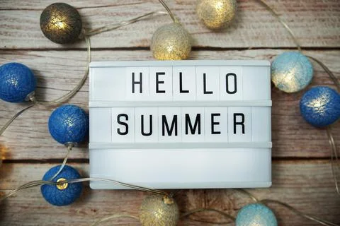 Hello Summer word in lightbox with LED cotton balls decoration on wooden back Stock-Fotos