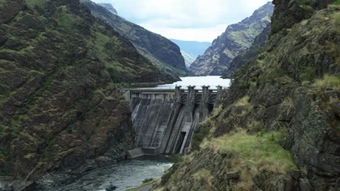 Hells Canyon Dam on Snake River in Idaho aerial view Vidéo 244011804