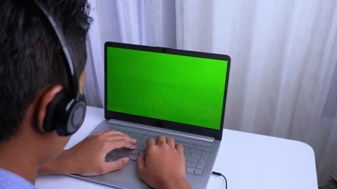 Help center or customer service with headphone working on green screen laptop 库存影片 270899260