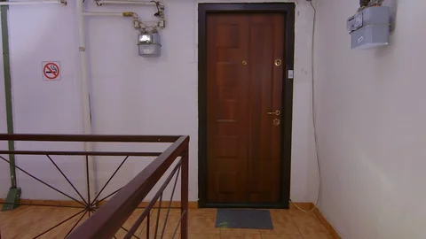 Help by delivering food to a self isolated family. Protective suite with mask 库存影片 128264151