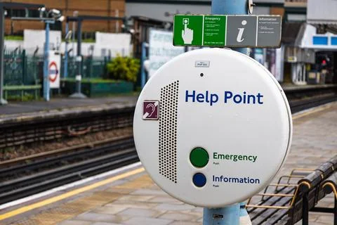 Help Point emergency sign on train station platform for passenger assistance Foto stock