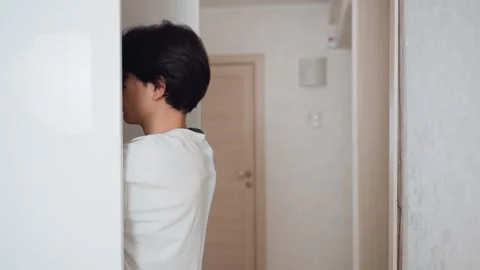 Helper fetches cleaning tools. Asian assistant retrieves cleaning supplies Vidéo 342336161