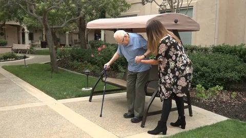 Helping old man into swing Vidéo 96352015