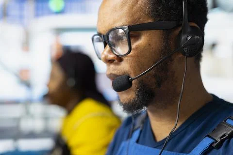 Helpline operator troubleshooting errors in solar production systems Stockfoto's