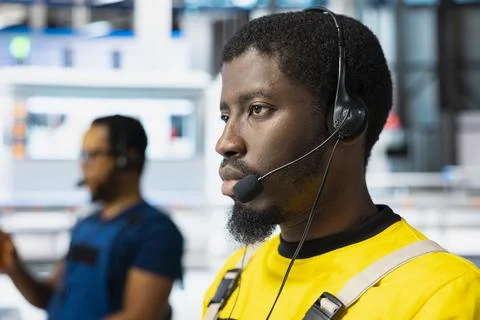Helpline operator troubleshooting errors in solar production systems Foto stock