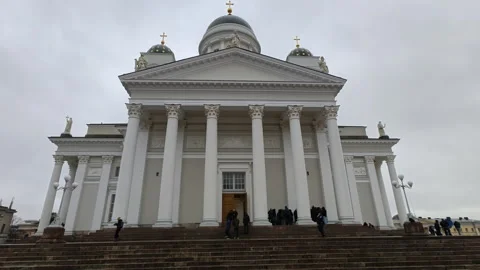 Helsinki Cathedral under an overcast sky with visitors on the steps. Vídeos de archivo 341954590