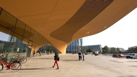Helsinki Central Library Oodi, time lapse of tourists and locals visiting. 動画素材 117360939