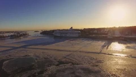 Helsinki, drone towards ferry 動画素材 80825464