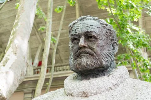 Hemingway bust Фото