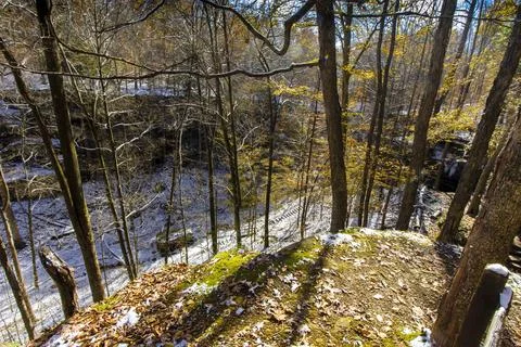 Hemlock Cliffs in Autumn after a light snow, Indiana Foto stock