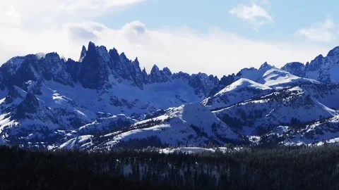 The Hemlocks Mammoth Mountain ski snowboard resort aerial drone parallax right Stockbeeldmateriaal 313331436