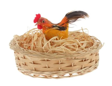 Hen in a basket with straw Stockfoto's