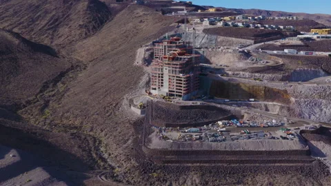 Henderson Nevada Aerial Pullback of High Rise Construction on Desert Hillside Vídeos de archivo 333935928