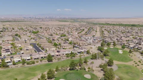Henderson Nevada Golf Course Pullback Aerial With Suburban Homes 01 Vídeos de archivo 336497529