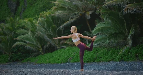 In her beach yoga flow Vidéo 108175876