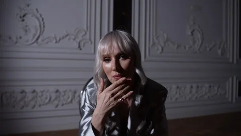 Her striking features are accentuated by her silver jacket. Vidéo 241714635
