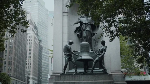 Herald Square James Gordon Bennett Monument 스톡 동영상 112242223