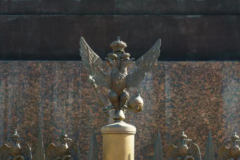 Heraldic figure of two-headed eagle on metal fence at foot of Alexander Column 스톡 사진
