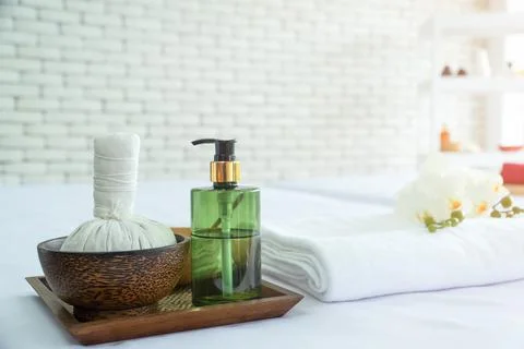 Herbal compress ball with coconut shell spa aroma flowers products skincare. Foto stock