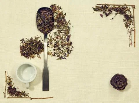 Herbal flat lay of different herbs on linen fabric with a spoon, cup and pi.. Stock-Fotos