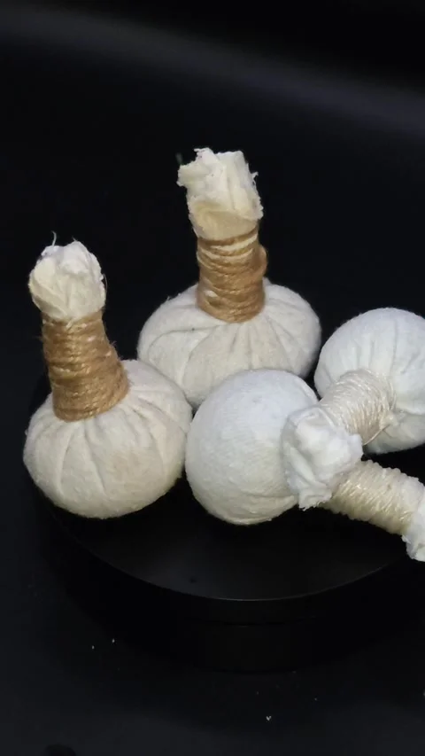 Herbal massage bags 動画素材 323760588