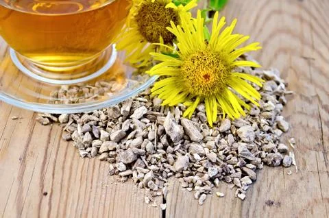 Herbal tea from the root of elecampane with cup and flower Foto stock