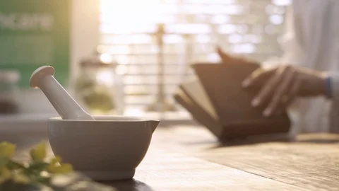 Herbalist working in the laboratory Vídeos de archivo 87904591