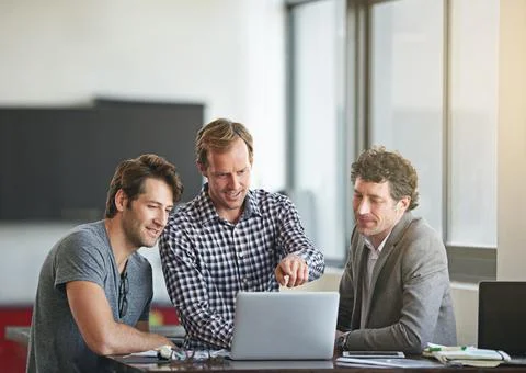 This here needs a bit more work...colleagues working together on a laptop in a Foto stock
