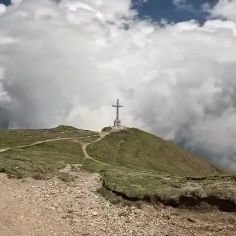Heroes Cross on Mountain Peak Amidst Clouds 库存影片 341317005