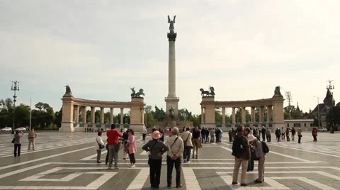 HEROES SQUARE MILLENIUM MONUMENT 1 LS TOURISTS Stockbeeldmateriaal 39483783