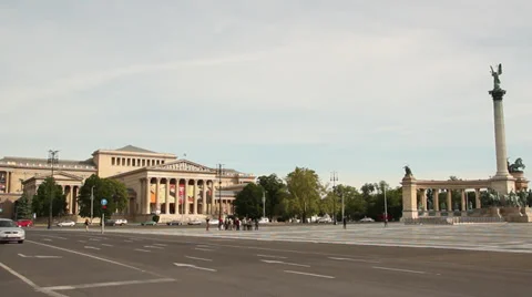 HEROES SQUARE MILLENIUM MONUMENT MUSEUM OF FINE ARTS BUILDING 1 LS CARS Stockbeeldmateriaal 39486593