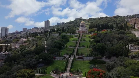 Heroic Drone View Looking Up at the Majestic Bahai Terraces and Golden Dome Vídeo Stock 337959963