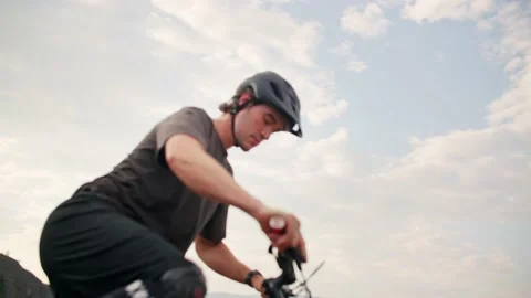 Heroic man with helmet gets on mountain bike and drives off 库存影片 212154239