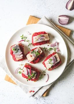 Herring appetizer. Herring with beets on rye bread. Brain food concept. Hom.. Stockfoto's