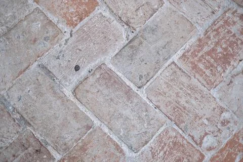 Herringbone Pattern Floor Tiles Clay floor tiles arranged in a herringbone... Foto stock