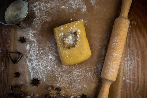 A herringbone-shaped cookie pan rests on the dough and is sprinkled with flour Stock Photos