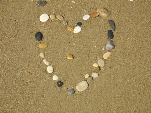 Herz aus Kieseln herz, liebe, sand, strand, sandstrand, geburtstag, hochze... Stock Photos