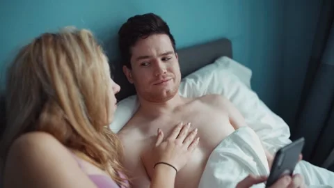 Heterosexual couple having problem in bed. Man fabbing and doesn't pay attantion Vidéo 235495759