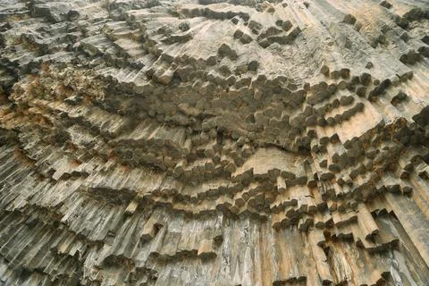 Hexagonal basalt columns forming vertical cliff face with geometric jointing and Foto stock