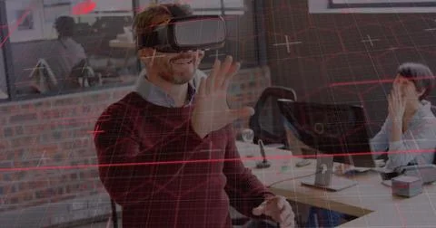 Hexagonal shapes and data processing against caucasian man wearing vr headset at Foto stock