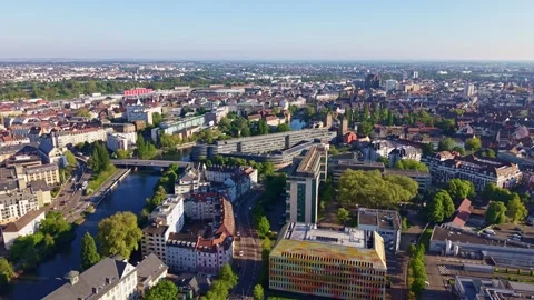 Heyritz park in downtown environment with River Ill canal, Strasbourg Vidéo 337938495