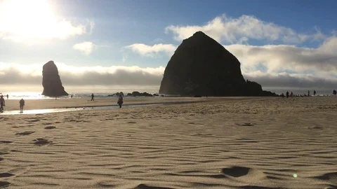 Heystack rock visitors Stockbeeldmateriaal 100633135