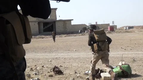 Hezbollah Brigades infantry advancing in Fallujah outskirts, Iraq Video stock 148900378