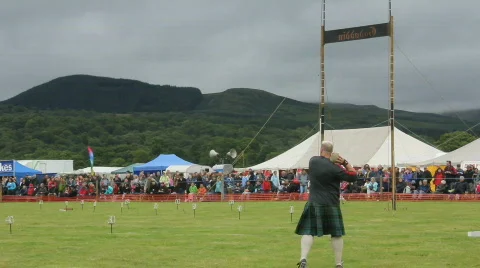 HG competitor practices putting stone Video stock 854499