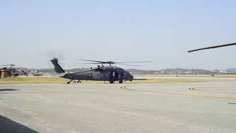 HH-60 Pave Hawk ground running on runway in South Korea Видео 81946783