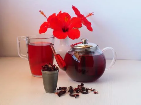 Hibiscus tea. Composition on a white background. Selective focus 库存照片