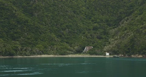 Hidden Away Beach Home in a Remote New Zealand Bay With Clear Blue Water 库存影片 87104255